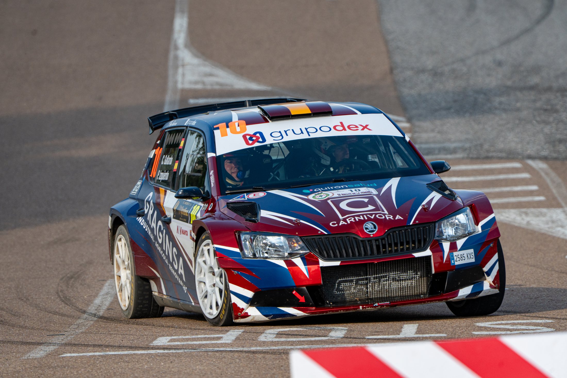 Detalle frontal del coche de rally