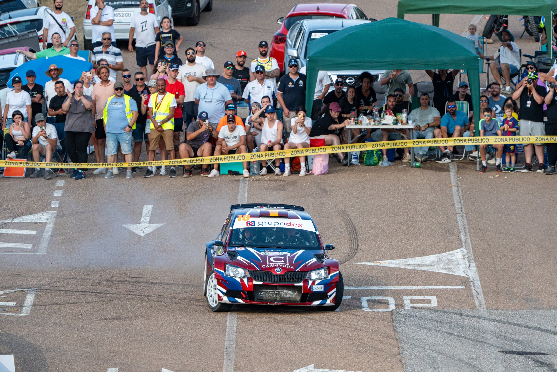 Aficionados siguiendo el paso del coche